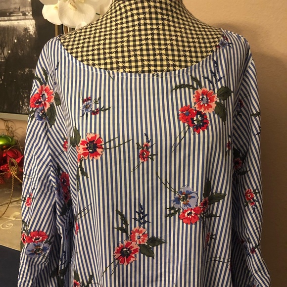 🛑SOLD🛑Blue Floral Top - Picture 2 of 6